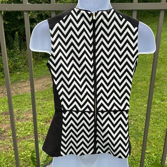 H&M Black and White Chevron Sleeveless Top W/ Peplum Size 6 - Picture 5 of 8